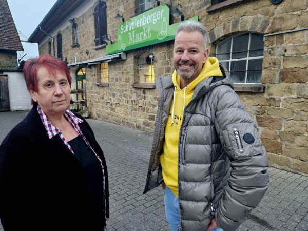 Für Dagmar Redmann (69) ist der Schwalenberger Markt seit 28 Jahren feste Arbeits- und Wirkungsstätte. Nun möchte die Schwalenbergerin in den Ruhestand gehen. Eigentümer Thomas Grytz (52) sucht daher jetzt eine Nachfolge. - © Janet König