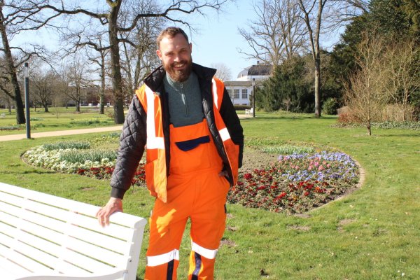 Er ist seit Januar 2025 der neue "Herr über die Parks und Gärten" der Kurstadt - und der Jünste in seinem Team: Stephan Zich. Der 31-jährige Salzufler machte kürzlich seinen Meister im Garten- und Landschaftsbau. - © Annika Langhagel