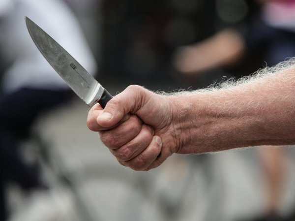 Der Unbekannte bedrohte den jungen Tankstellenangestellten mit einem Messer. - © dpa