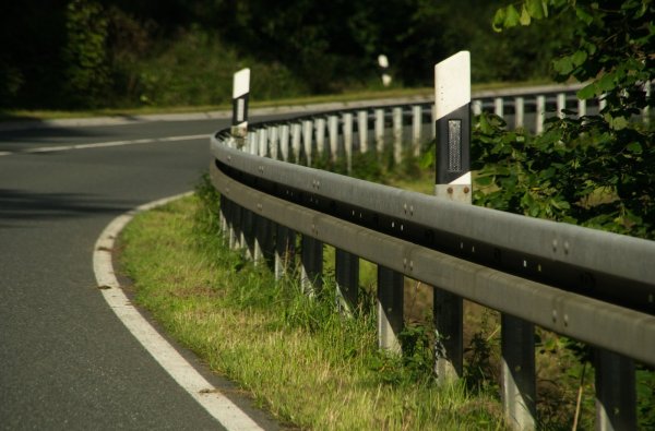 Symbolfoto Unfall - Junge Frau kracht in Leitplanke - © Monsterkoi / Pixabay