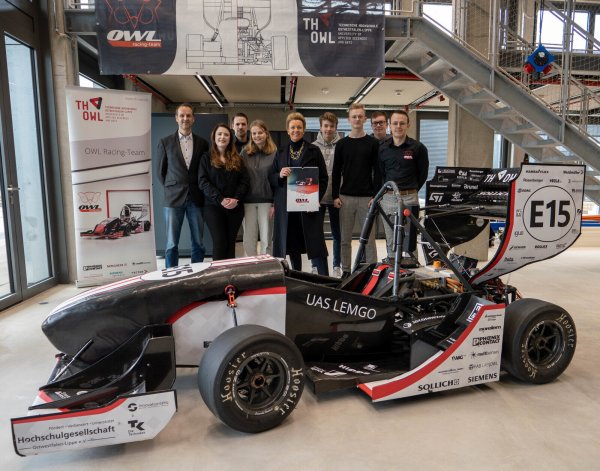 Prof. Dr. Andreas Paa, Anessa Omeragic, Fabian Tapper, Katharina Genz, Ministerin Ina Brandes, Philipp Richards, Tiziano Humpert, Felix Kuhlmann und Till Söffgen (von links). - © TH OWL/ OWL Racing Team