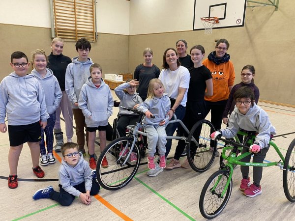 Mit ihrer Gruppe hat sich Desiree Bösebeck-Singh (weißes Shirt) zum Foto aufgestellt. Auch zwei Race-Runner sind zu sehen. Max fehlte an dem Trainingsabend krankheitsbedingt. Hinter Desiree Bösebeck-Singh steht Tochter Emma. - © Sebastian Lucas