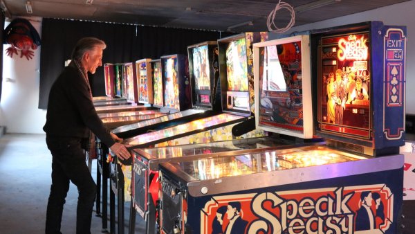 Kim Danielmeier steht an den Flippern - bis der Verein "Electric Friends" am Riedweg öffnet, werden hier noch deutlich mehr Automaten einziehen. Noch hängen zudem Kabel aus der Decke - die Renovierung der Räume ist in vollem Gange. - © Alexandra Schaller