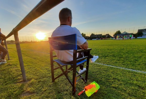 Eitel Sonnenschein herrscht beim Fußball-C-Ligisten SpVg Hagen-Hardissen, und Trainer Christopher André hat direkt am Spielfeldrand Platz genommen. - © Oliver König