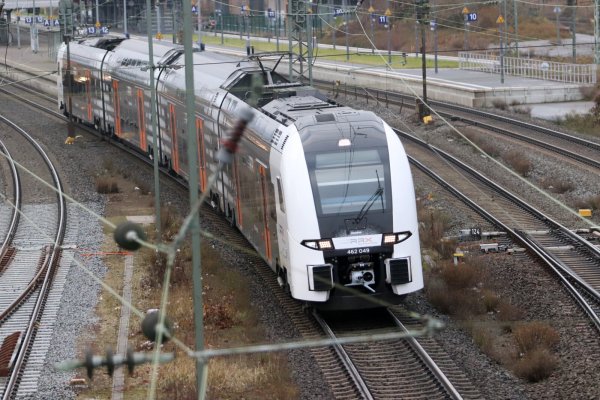 Der RRX fährt zwischen Minden und Köln. Passagiere müssen sich auf höhere Ticketpreise einstellen. - © Alex Lehn