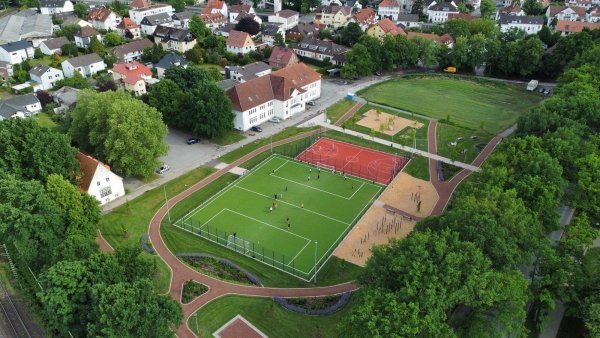 Der Bürgerpark Eichenallee von oben. Links ist noch freie Fläche, die erst für einen Wohnmobilhafen, jetzt aber für den Bau eines Ärztehauses im Gespräch ist, das Grundstück gehört der Stadt Lage. - © Jörg Hagemann
