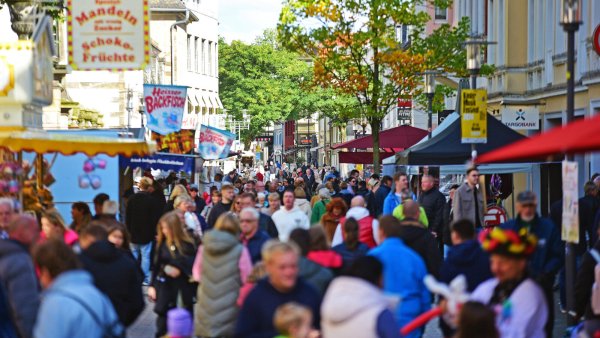 Die Detmolder Innenstadt war zum Residenzfest bis in die Abendstunden hinein gut gefüllt. - © Nicole Ellerbrake