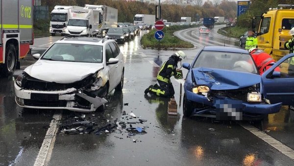 Bei einem Unfall auf dem Ostring in Bielefeld ist der Fahrer eines Passat (links) leicht, eine Bielefelder Polo-Fahrerin schwer verletzt worden. - © Polizei Bielefeld