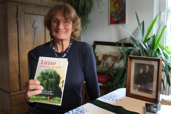 Elisabeth Schröder mit ihrem Erstlingswerk, das im Lippe Verlag erschienen ist. - © Sandra Castrup