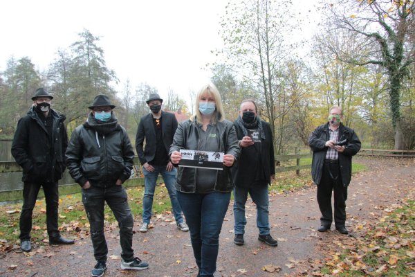 Ute Moshage präsentiert zusammen mit (von links) Gitarrist Frank Halbhuber, Keyborder Stefan Prang, Schlagzeuger Borris Tünnermann, Norbert Görder und Fotograf Andreas Leber den Kalender samt CD. - © Carolin Brokmann-Förster