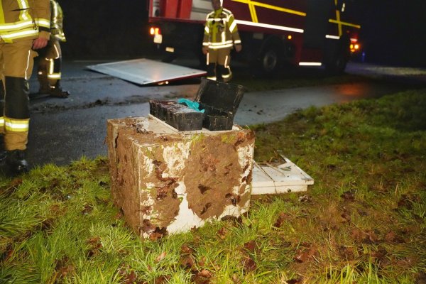 Die Feuerwehr Lage hat diesen Tresor von einem Feld geborgen. - © FREITAG-TV