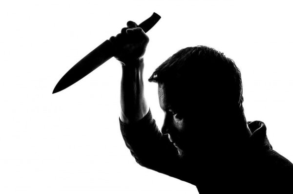Mit einer 15 Zentimeter langen Klinge sticht Kai M. seinem ahnungslosen Opfer in den Bauch. Klaus W. stirbt kurz darauf. - © Symbolbild: Pixabay