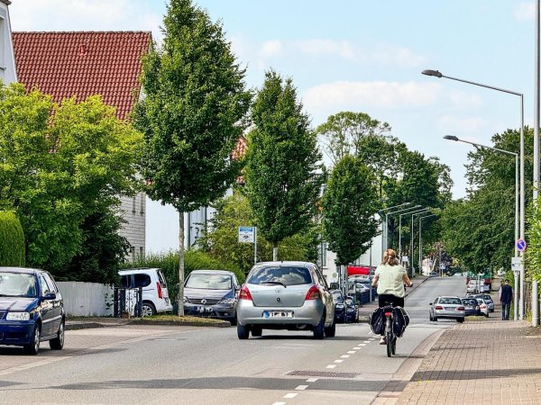 Anwohnern geht es auf der Siegfriedstraße zu gefährlich zu. Nicht alle Radfahrer nutzen dort den Radfahrstreifen so wie diese Verkehrsteilnehmerin. Viele fahren lieber gleich auf dem schmalen Bürgersteig. - © Raphael Bartling