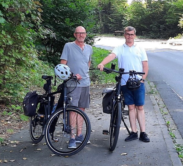 Thomas Ahle (links) und Michael Biermann haben zehn Gefahrenpunkte für Radfahrer in Lage ausgemacht. Einer ist an der Ecke Friedrich-Bayer-Straße/Hiddentruper Straße. Hier endet der Radweg abrupt im Nichts in einer unübersichtlichen und gefährlichen Kurve. - © Fotorechte: CDU Lage