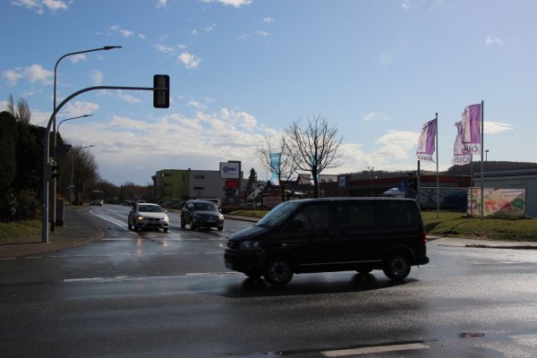 Viel Baustellenverkehr fährt über die Liebigstraße zum Campus. Doch aussperren lässt der sich so einfach nicht. - © Katrin Kantelberg