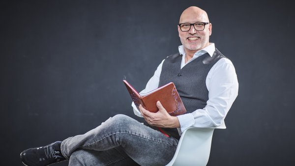 Christian Jaschinski legt seine neue Thriller-Reihe vor. - © Selina Mende/STudio Hirschmeier