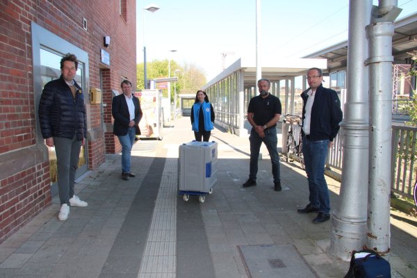 Essensspenden für die Bahnhofsmission: (von links) Jens Bussemans (Lions Club), Matthias Neuper (Herberge zur Heimat), Jovanna Rinsche (Bahnhofsmission), Andreas Borsdorf und Steffen Lingk (Lions Club).  - © Cordula Gröne