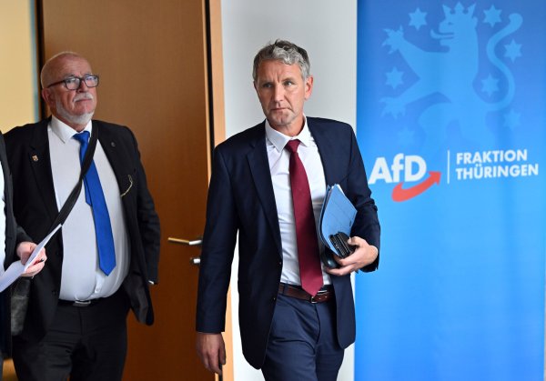 Björn Höcke (rechts), AfD-Fraktionschef, und Jürgen Treutler (links), AfD-Abgeordneter und Alterspräsident, während der konstituierenden Sitzung des Landtags in Thüringen. - © dpa
