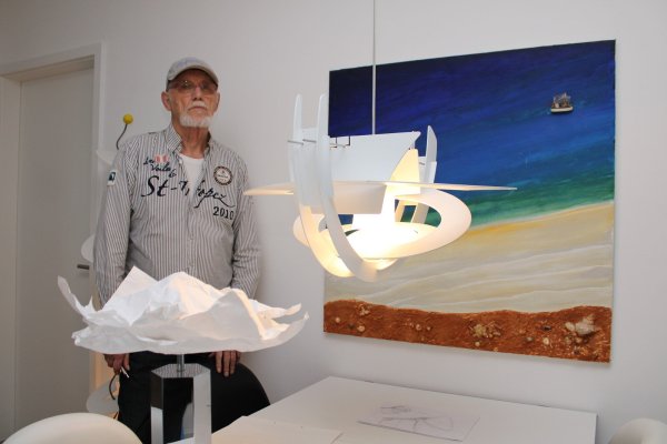 Udo Deppe ist fasziniert von kreativer Arbeit. So widmet er sich unter anderem der Malerei und entwirft verschiedene Lampenschirme. - © Chiara Wibbeke
