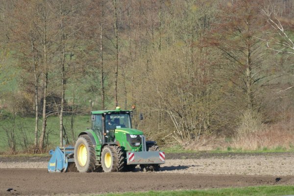 Frühjahrsarbeiten: Die Bauern bereiten derzeit die Felder für Mais und Kartoffeln vor. - © WLV