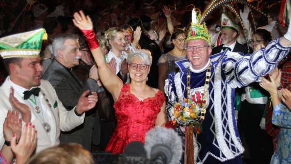 Erster Auftritt für die Regenten: Prinzessin Wilma Thorenmeier und Prinz Karsten Husemann. Foto: Madita Schellenberg - © Madita Schellenberg