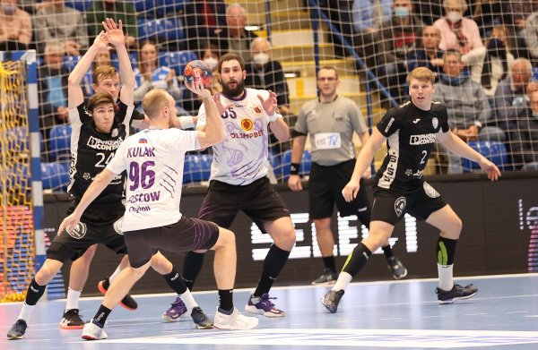 Medvedis Artisom Kulak (am Ball) versucht, die Lemgoer Abwehr unter Druck zu setzen. - © Foto: Paul Cohen