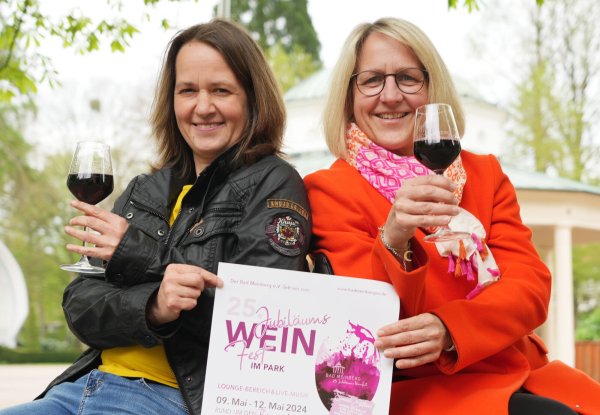 Bad Meinberg e.V.-Schatzmeisterin Dr. Doris Hendig (links) und Vorsitzende Diana Vorndamme laden zum Jubiläums-Weinfest. - © Mamfred Huette