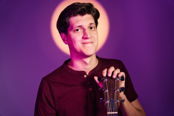 Liedermacher Falk präsentiert im Kloster sein aktuelles Programm „Unverschämt“. - © Marvin Ruppert