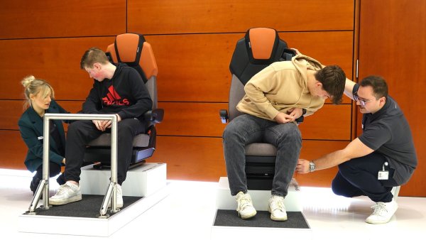 Hinsetzen und staunen: Bei ISRI in Lemgo ließen sich die Schüler Ben (links) und Jason (rechts) von Annika Marie Krügermeier (Marketing) und Noah Stratemann erklären, wie so ein LKW-Sitz funktioniert. - © Axel Bürger