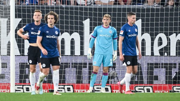 Die Blicke der Arminia-Profis Leon Schneider, Mael Corboz, Jonas Kersken und Arne Sicker (v.l.) sagen alles. - © Teresa Kroeger