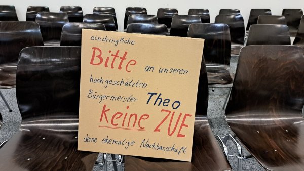 Der Widerstand gegen die geplante ZUE in Rheda-Wiedenbrück richtet sich auch persönlich an den Bürgermeister. - © Marion Pokorra