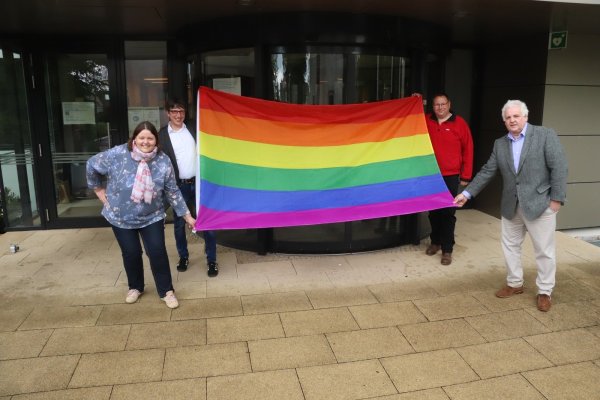 Christiane Frevert, Bürgermeister Martin Hoffmann, Thomas Jahn und Hermann Graf von der Schulenburg kurz vor dem Hissen der Regenbogenfahne am Leopoldshöher Rathaus. - © Birgit Guhlke