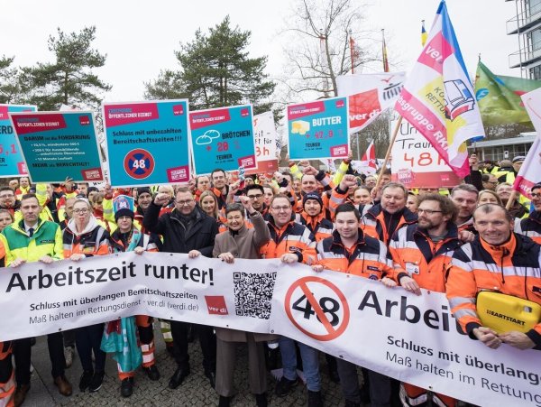 Rettungsdienstmitarbeiter der Kommunen kämpfen für bessere Arbeitsbedingungen. - © Verdi