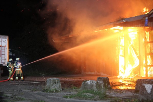 Eine Lagerhalle in der Bad Salzufler Ladestraße stand im September in Flammen. Die Feuerwehr Bad Salzuflen war mit vielen Kräften vor Ort und konnte ein Übergreifen auf angrenzende Gebäudeteile verhindern. Foto: Daniel Hobein / Feuerwehr Bad Salzuflen - © Feuerwehr Bad Salzuflen
