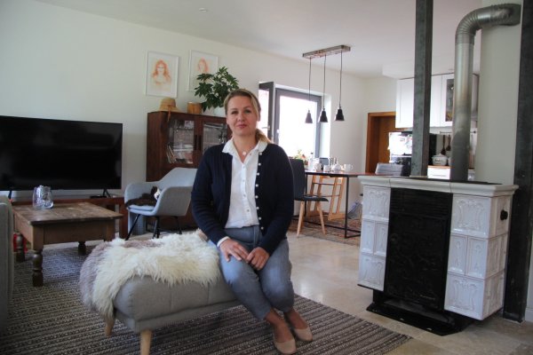 Ewa Hermann im heimischen Wohnzimmer in Bega. Mit viel Eigenleistung hat die 38-Jährige das Haus für ihre Familie umgebaut und dabei großteils auf die eigenen Planungen gesetzt.  - © Katrin Kantelberg