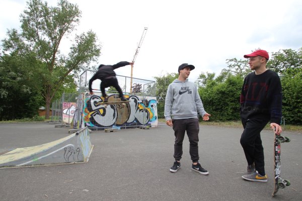 Rico Semrau (von links) springt im Lemgoer Skate-Park, während Cedric Jordan und Lutz Reineke sich unterhalten. Im Hintergrund die gesperrte Halfpipe. - © Archivbild: Jens Rademacher