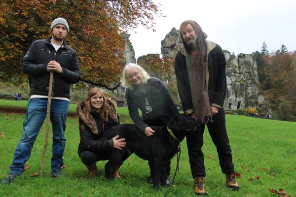 Tobias Engel (von links), Danica Furchert, Diana Ammer und Richard Löffler mit Hund Bo wollen die Erinnerung an Thorsten D. aufrecht erhalten. - © Janet König