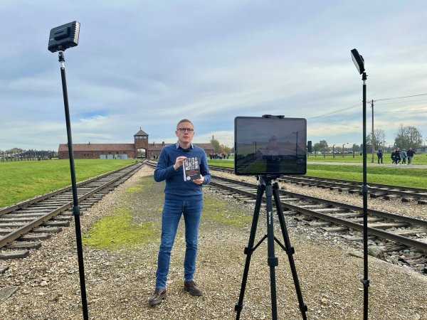 Seine Gespräche und Recherchen hat Louis Pawellek auch in Videos festgehalten, hier im ehemaligen Konzentrationslager Auschwitz. - © Fotorechte: Louis Pawellek