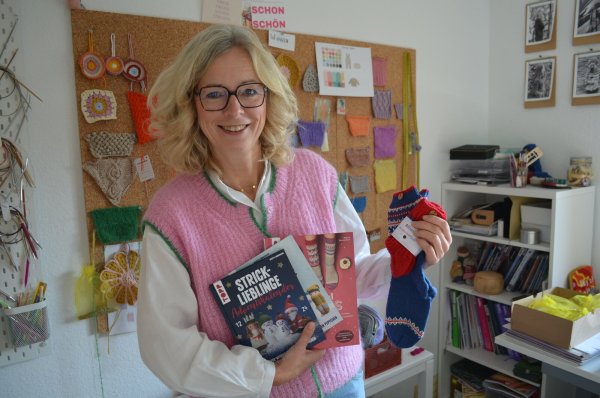 Brigitte Zimmermann liebt das Stricken. Ihr Hobby hat sie zum Beruf gemacht. - © Nicole Fischer