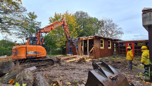 Der Abriss der alten Kita Dewitzstraße hat begonnen. - © Nadine Uphoff