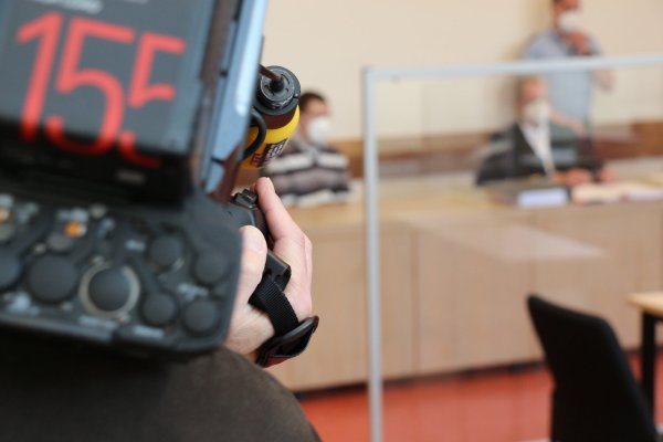 Der Prozess zieht reichlich Medieninteresse auf sich. - © Janet König
