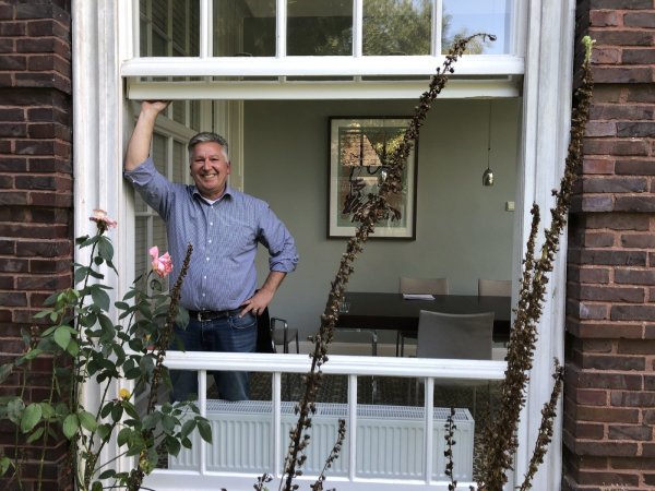 Dr. Johann Malcher (56) schaut aus dem Fenster seines Hauses an der Schülerstraße. - © Thomas Reineke(LZ)