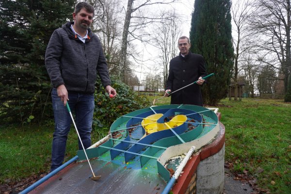 Thomas Cilker (links) ist der neue Pächter der Minigolfanlage in Schieder. Bürgermeister Jörg Bierwirth freut sich, dass der Betrieb fortgeführt wird. Foto: Michaela Weiße - © Michaela Weiße(LZ)