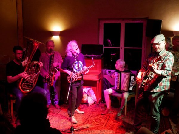 Buschmusik der Bläser-Combo. Heiße Rhythmen lassen die Offene Bühne ausklingen. - © Thomas Krügler