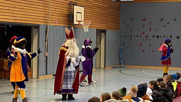 Der Auftritt des Sinterklaas und seiner Pieten in der Grundschule am Weinberg ist kurzfristig abgesagt worden.Eine Begründung liefert die Schulleitung nicht. - © Natascha Angermann-Pol