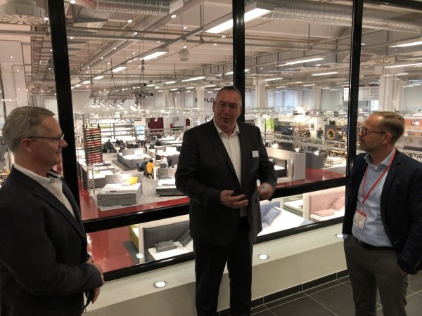 Gute Laune auf der M.O.W. (von links): die Messe-Geschäftsführer Andreas Reibchen und Bernd Schäfermeier im Gespräch mit Jan Kurth, Geschäftsführer des Verbandes der Deutschen Möbelindustrie (VDM). - © Thomas Reineke
