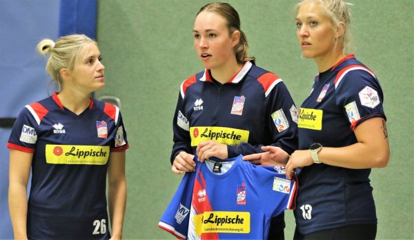 Halten das Trikot in den Händen: Alexia Hauf (von links), Zoe Ludwig und Stefanie Kaiser bestritten am Nachmittag ihr erstes Testspiel mit der HSG Blomberg-Lippe. - © Oliver König