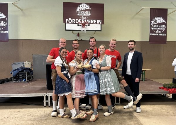 Die Sportgemeinschaft Sandhasen Augustdorf-Hövelhof mit (von links) Jonas, Laura, Niklas, Patricia, Markus, Jacky, Jonathan, Vanessa und Spielgemeinschaftsleiter Mats Uffe Schubert, freut sich über ihren Sieg. - © Tamina-Shirin Marten
