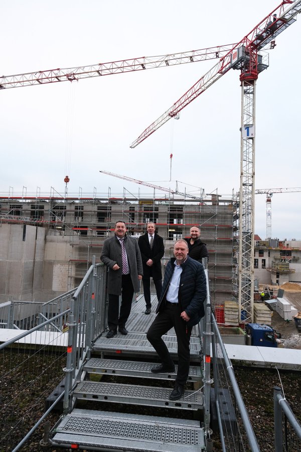 Sorgen für ein „klimagesundes" Quartier (von links): Landrat Dr. Axel Lehmann, Dr. Johannes Hütte, Olrik Meyer und Marco Schweiger (Projektverantwortliche beim Kreis Lippe und dem Klinikum). - © Klinikum Lippe
