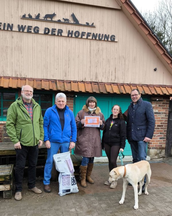 Spendenübergabe: (von links) Bert Wollschläger, Hans Böhm, Barbara Volmer, Sina Endler mit Vorzeigehund Loki und Detlef Korf. - © Zukunft Extertal